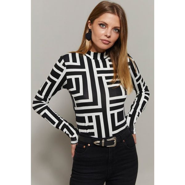 Cool & Sexy Cool & Sexy Women's Black and White Half Fisherman Patterned Blouse