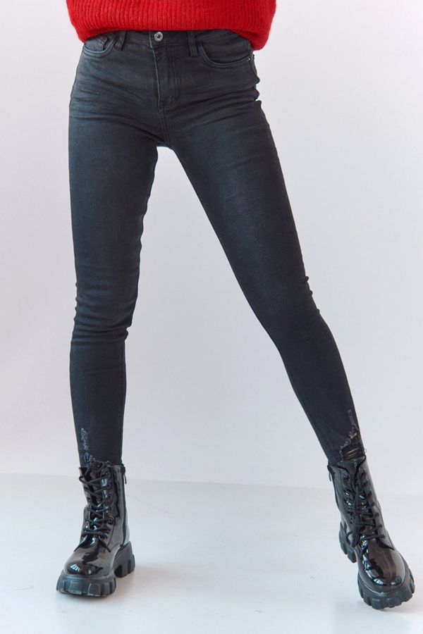 FASARDI Černé džínové kalhoty s roztřepeným lemem