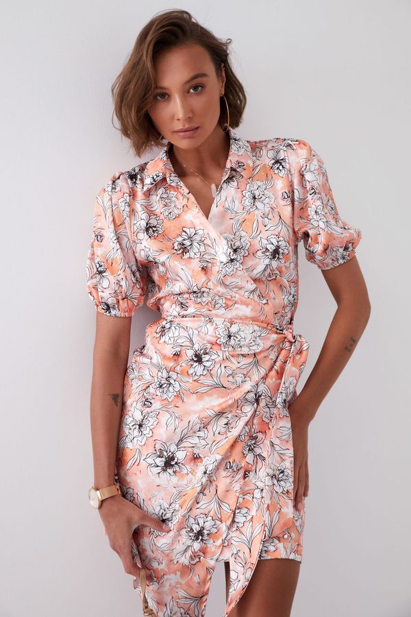 FASARDI Obálkové šaty s květinovým potiskem s límečkem ve světle oranžové barvě