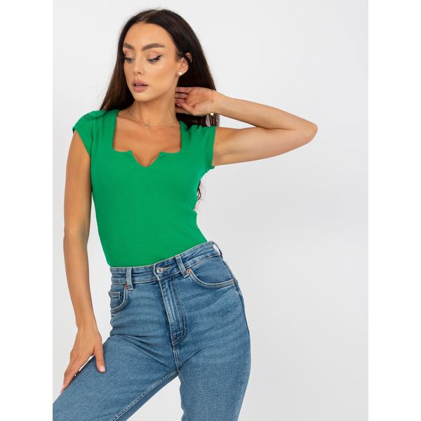 Fashionhunters Basic green ribbed blouse with short sleeves RUE PARIS