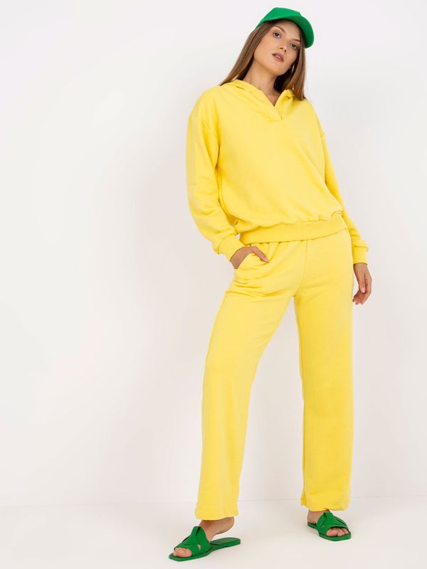Fashionhunters Basic yellow sweatshirt with pockets