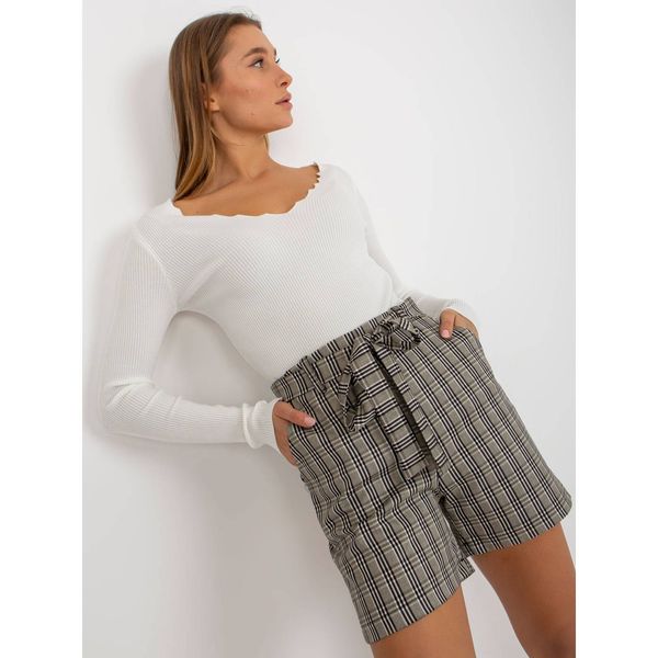 Fashionhunters Beige and white women's elegant checkered shorts