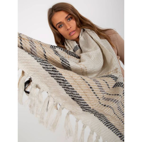 Fashionhunters Beige knitted scarf