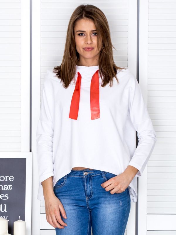 Fashionhunters Biała bluza z kapturem z ozdobną wstążką
