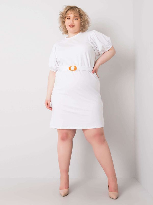 Fashionhunters Biała sukienka plus size z ozdobnymi rękawami