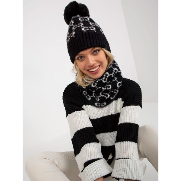 Fashionhunters Black and white women's patterned neck warmer