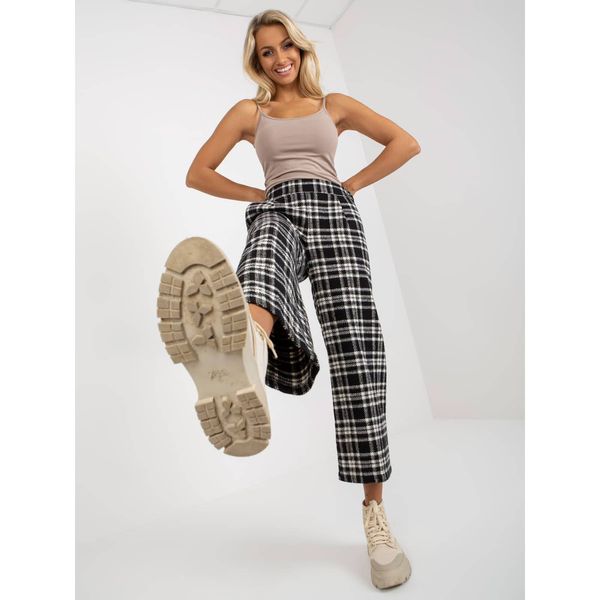 Fashionhunters Black fabric culotte trousers with a check pattern