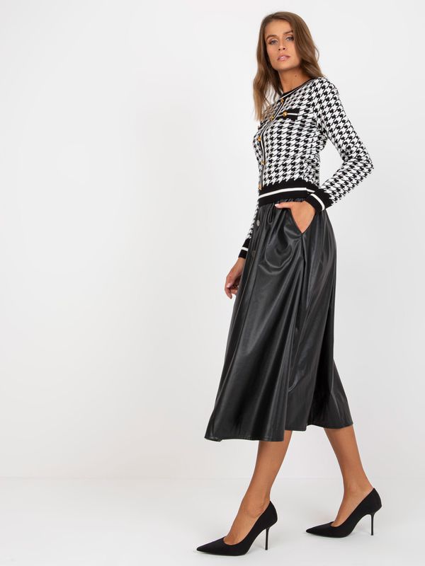 Fashionhunters Black trapezoidal skirt made of ecological leather RUE PARIS