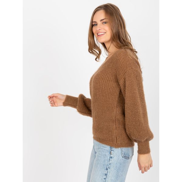 Fashionhunters Brown fluffy classic sweater with V-neckline OCH BELLA