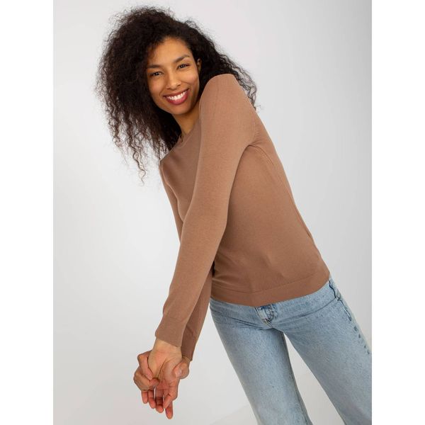 Fashionhunters Camel smooth classic sweater with a round neckline