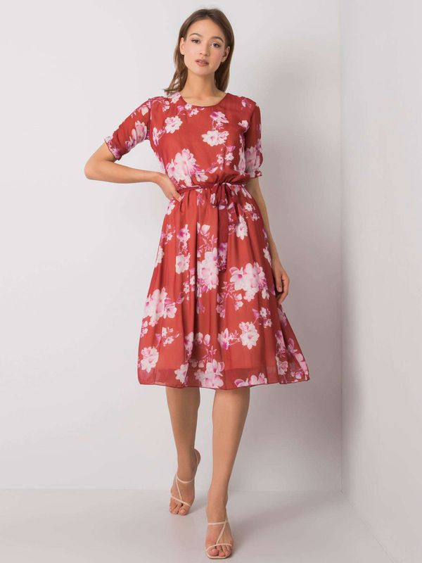 Fashionhunters Ceglana sukienka w kwiatowe wzory