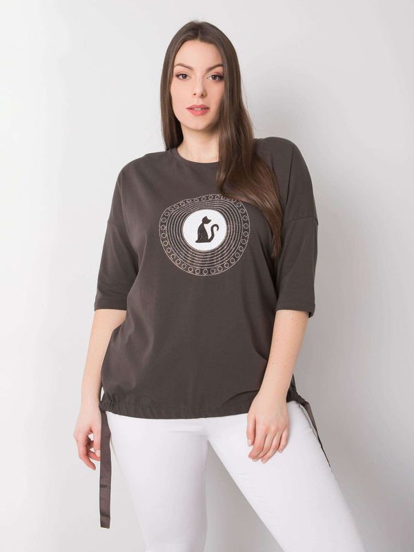 Fashionhunters Ciemna bluzka khaki plus size dla kobiet z aplikacją