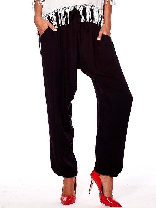 Fashionhunters Czarne spodnie z tkaniny dla kobiet