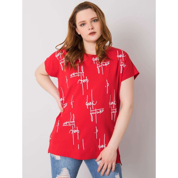 Fashionhunters Czerwona bawełniana bluzka plus size z napisami
