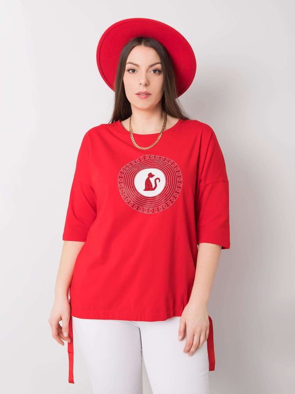 Fashionhunters Czerwona bluzka damska plus size z aplikacją