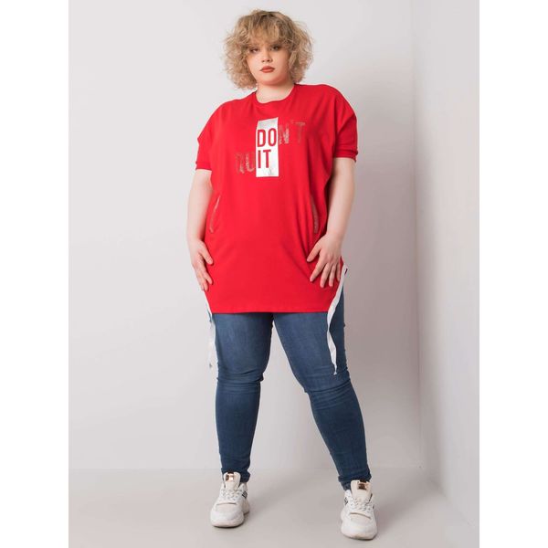 Fashionhunters Czerwona bluzka plus size z napisem