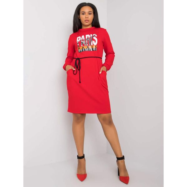 Fashionhunters Czerwona sukienka plus size z nadrukiem