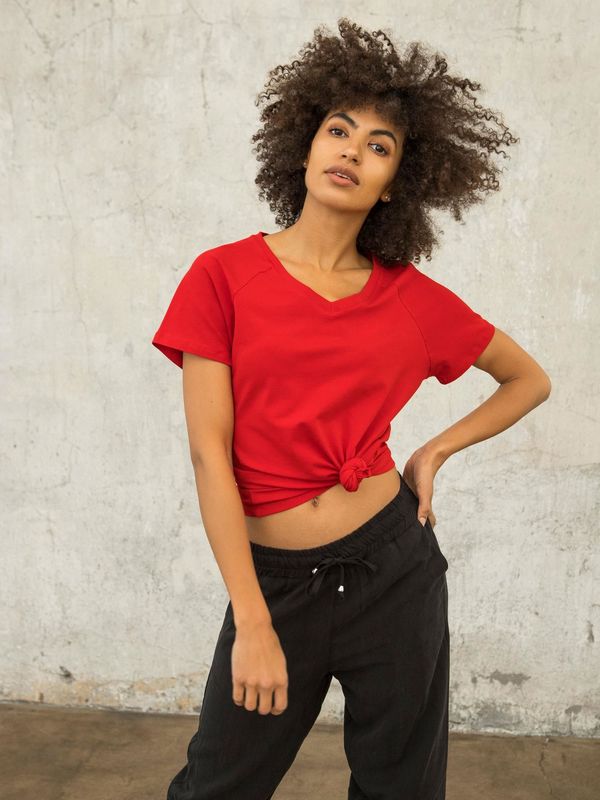 Fashionhunters DLA FITNESS czerwony t-shirt z dekoltem w serek