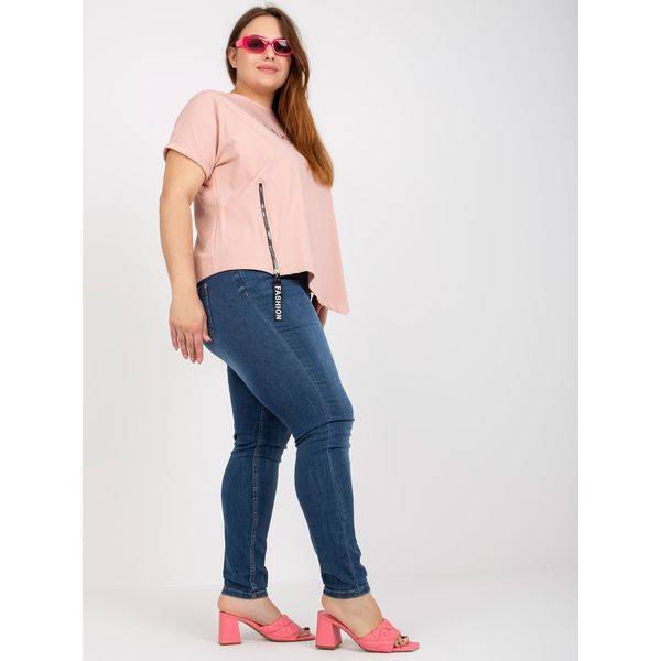 Fashionhunters Dusty pink plus size t-shirt with slogan and an appliqué