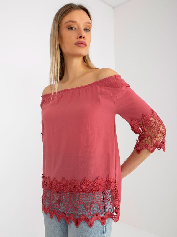 Fashionhunters Dusty pink Spanish blouse with decorative trim