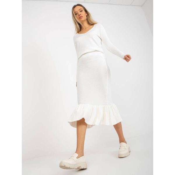 Fashionhunters Ecru fitted knitted skirt with a frill