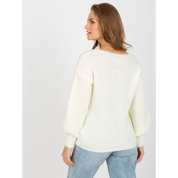 Fashionhunters Ecru fluffy classic sweater with wide sleeves OCH BELLA
