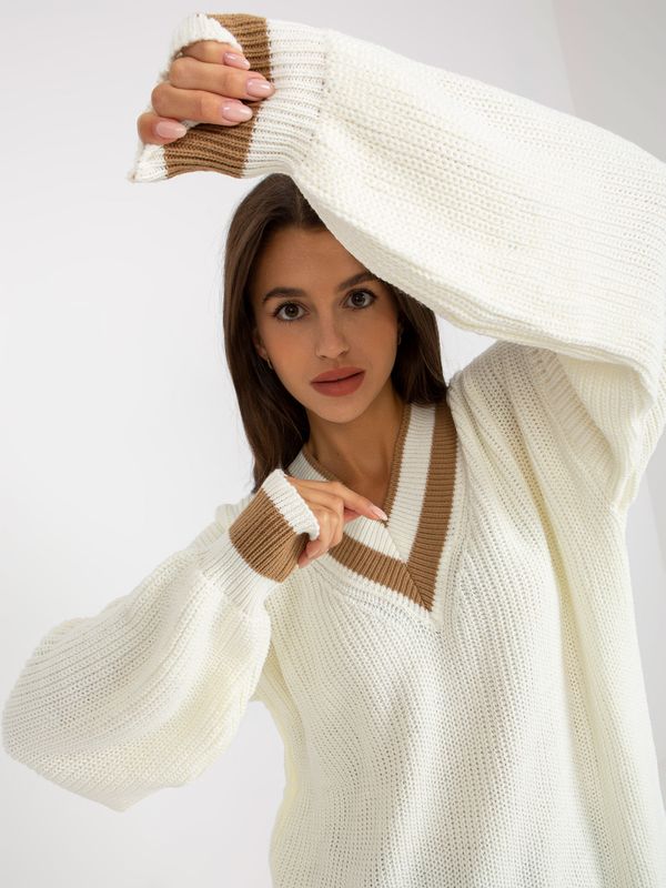 Fashionhunters Ecru knitted oversize sweater with neckline in V RUE PARIS