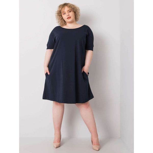 Fashionhunters Granatowa luźna sukienka plus size