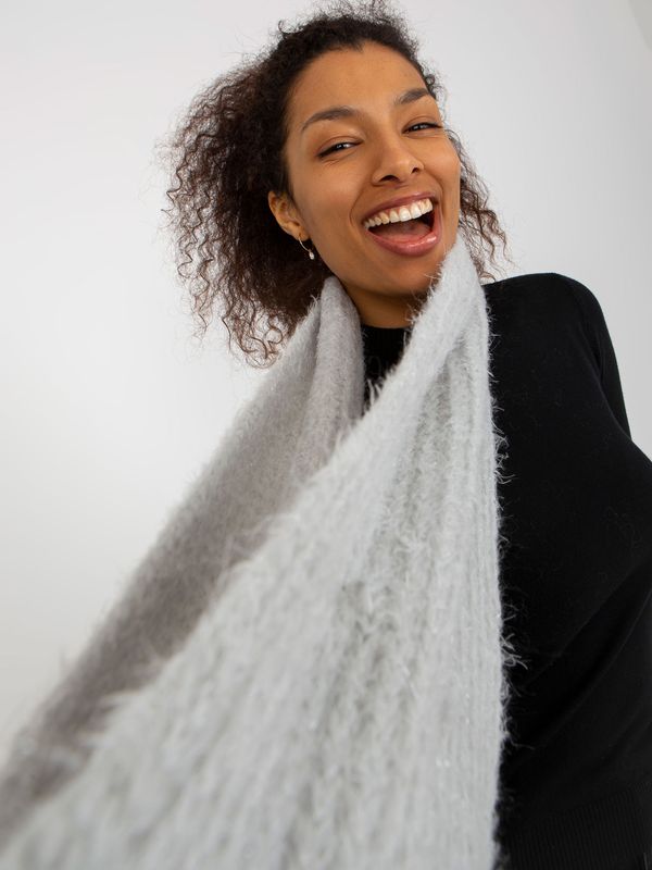 Fashionhunters Gray knitted scarf with shiny thread