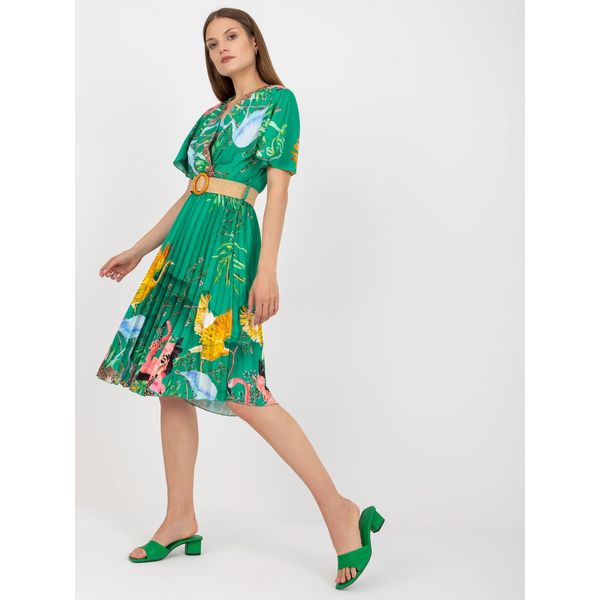 Fashionhunters Green pleated dress with prints with a belt