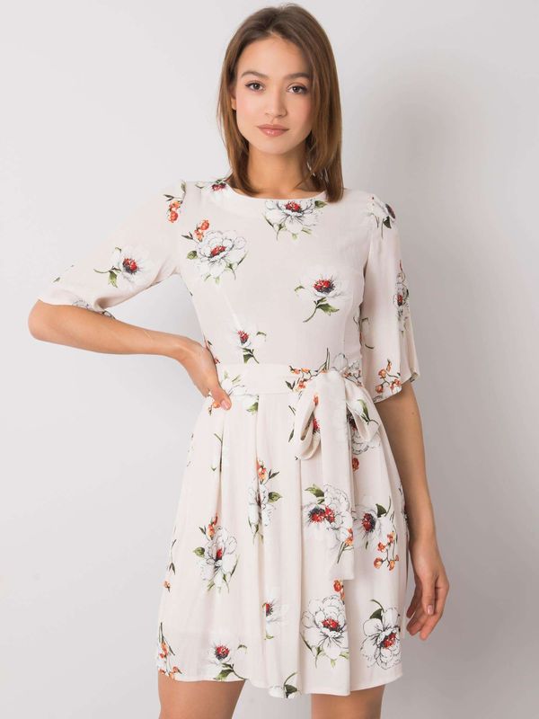 Fashionhunters Jasno beżowa sukienka z kwiatowym nadrukiem