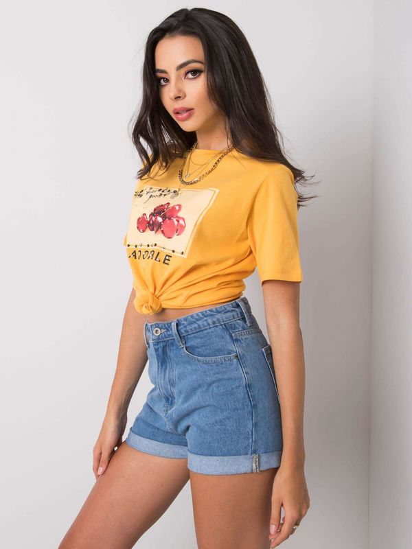 Fashionhunters Jasnopomarańczowa koszulka damska i #39;s z nadrukiem i aplikacjami