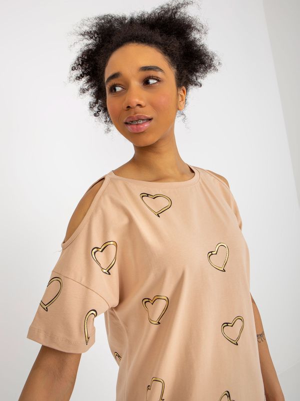 Fashionhunters Lady's camel blouse with heart print