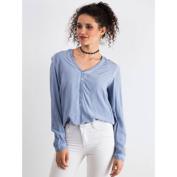 Fashionhunters Luźna bluzka wykonana z niebieskiego wiskozy