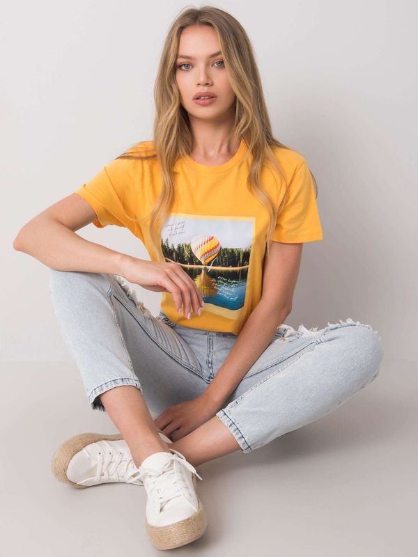 Fashionhunters Pomarańczowy t-shirt damski z nadrukiem
