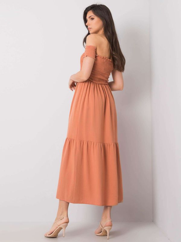 Fashionhunters RUE PARIS Pomarańczowa długa sukienka z falbanką