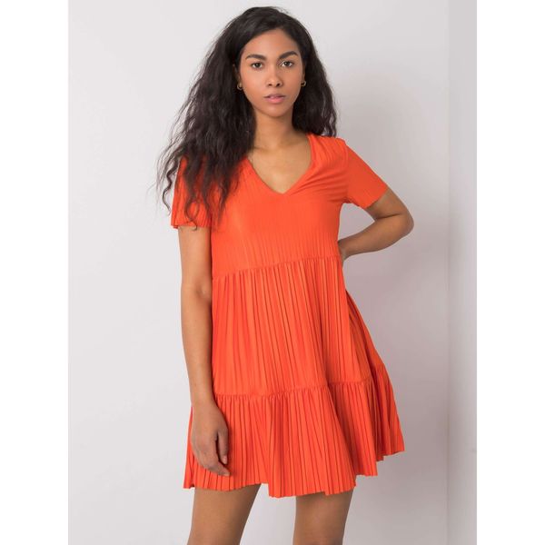 Fashionhunters RUE PARIS Pomarańczowa plisowana sukienka z falbanką