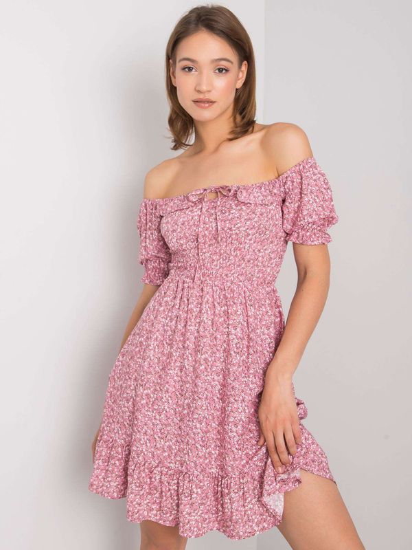 Fashionhunters RUE PARIS Zgaszona różowa wzorzysta sukienka z falbanką