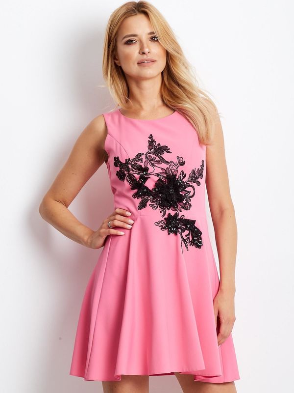 Fashionhunters Sukienka z różową aplikacją