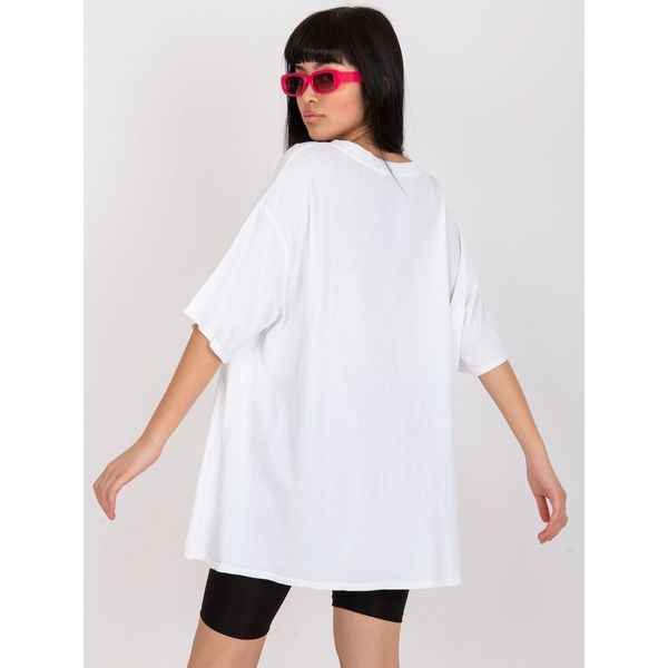 Fashionhunters White and pink loose t-shirt with an application