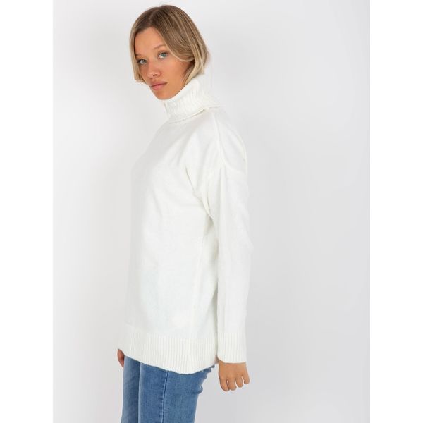 Fashionhunters White plain turtleneck sweater in a loose cut RUE PARIS
