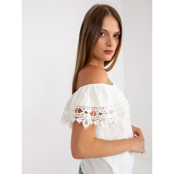 Fashionhunters White Spanish blouse with short sleeves