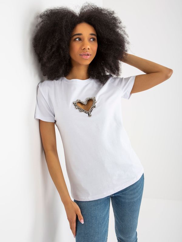 Fashionhunters White women's T-shirt with heart-shaped application