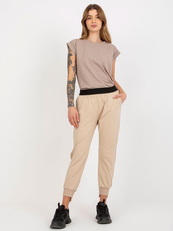 Fashionhunters Women's basic sweatpants with pockets - beige