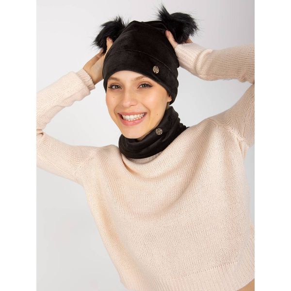 Fashionhunters Women's black winter set with a hat with pompoms