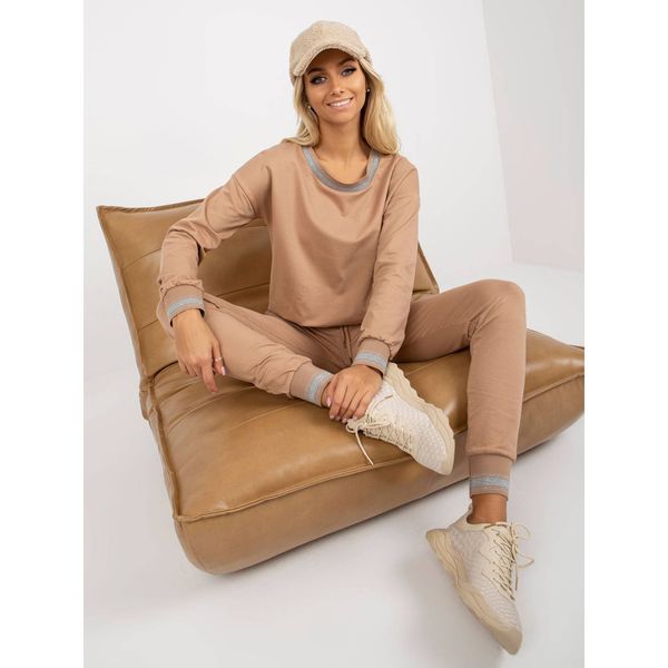 Fashionhunters Women's camel tracksuit set with a sweatshirt without a hood