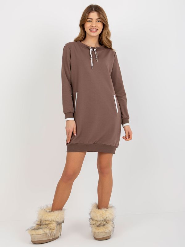 Fashionhunters Women's sweatshirt dress with pockets - brown