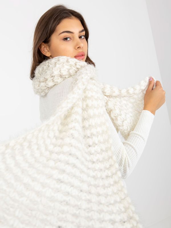 Fashionhunters Women's white and ecru knitted scarf