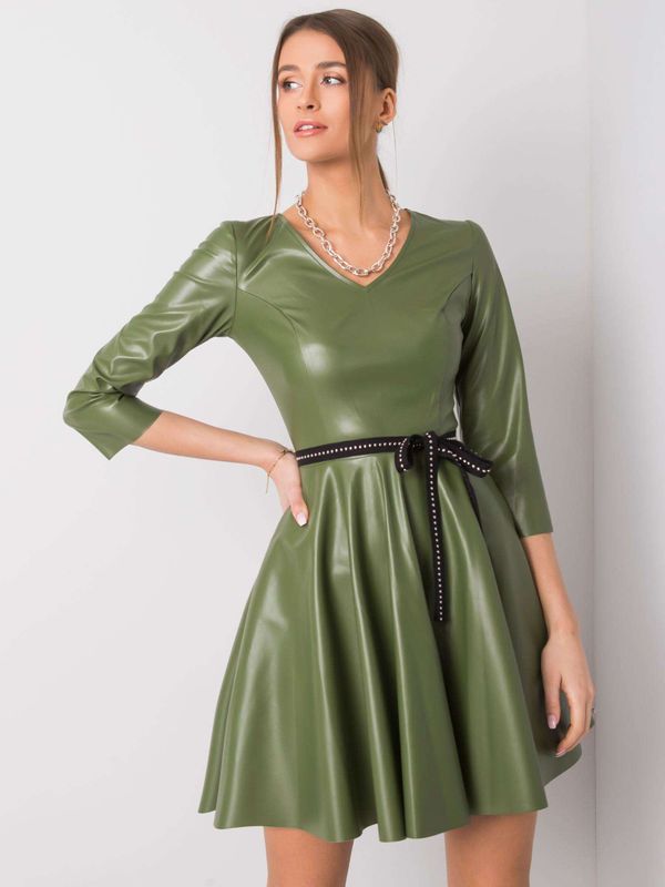 Fashionhunters Zielona sukienka wykonana z ekologicznej skóry