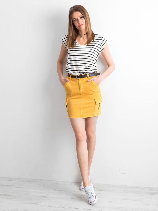 Fashionhunters Żółta jeansowa spódnica z kieszeniami